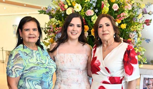 María con su mamá, María Elena del Bosque, y su suegra, Beatriz García.