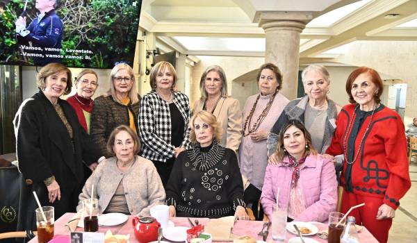 Rosy Garza y Rosy Almanza junto a sus amigas.