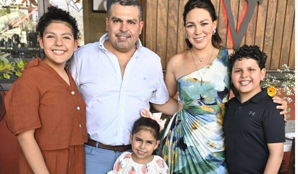 José Pablo con sus padres Pablo Abugarade y Sandra Pérez y sus hermanas María José y Sara.