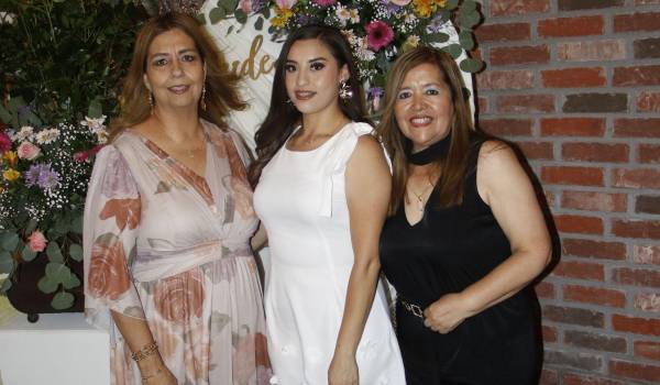 Daniela con su mamá, Claudia Farías y su suegra, Carmen Galindo.
