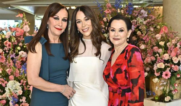 Ale con su mamá, Marcela Moeller y su suegra, Maritza Bórquez.