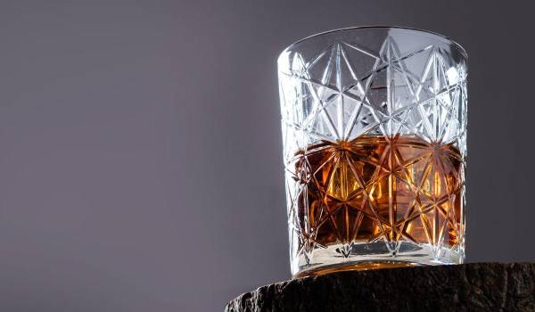 “Está comprobado que, el whisky bebido con moderación, disminuye el estrés y calma los nervios”.