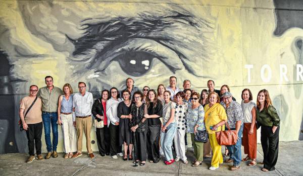 Familiares y asistentes a la inauguración del mural.