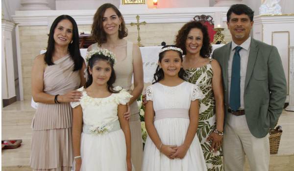 Amaia y Victoria con sus padrinos, Liliana Morales, Tatiana Aguirre, Melissa Aguirre y Mauricio Cortés.