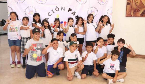 Estudiantes de tres escuelas celebraron su graduación del programa “Líderes Sociales: Arte para la Acción”, destacando su talento y compromiso con el cambio social.