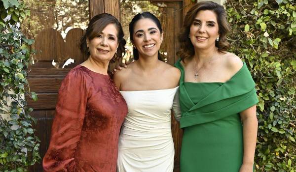 Karina junto a su mamá, Marti Sandoval, y su futura suegra, Adriana Vargas.
