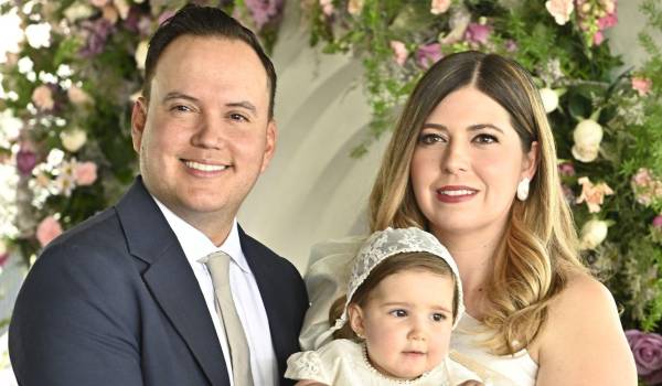 Valentina con sus padres Roberto Rendón y Ana Lucía Peart.