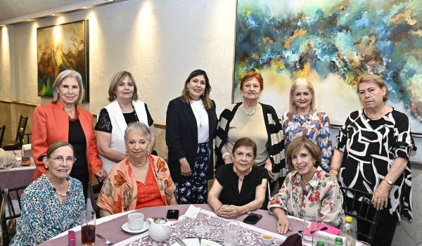 Irma Berlanga y Mayela Hernández con sus amigas del Grupo de los Miércoles.