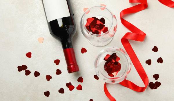 Una copa de vino puede ser el mejor pretexto para celebrar el amor y la amistad este San Valentín.