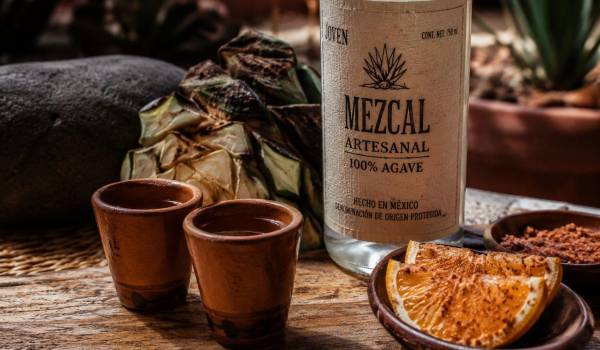 El mezcal, elaborado de forma artesanal en distintas regiones del país, es una de las bebidas que mejor reflejan la diversidad cultural de México.