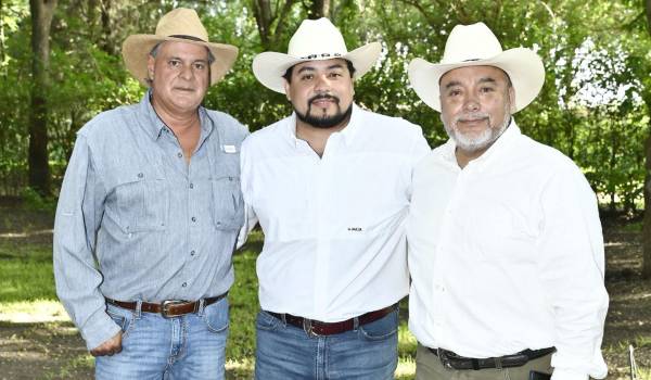 Juan José Bustos López con su suegro, Gerardo Rodríguez, y su papá, Óscar Bustos.