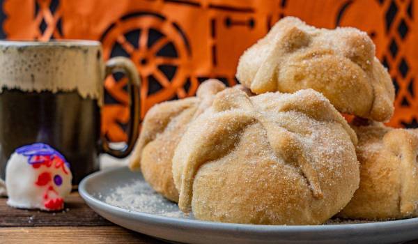 Pan de muerto y chocolate, tradición mexicana que celebra la memoria, el sabor y la alegría de estar vivos.