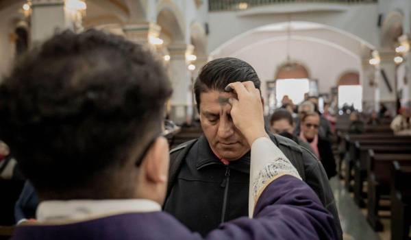 Miércoles de Ceniza: Fieles reciben la ceniza como signo de reflexión y renovación interior.