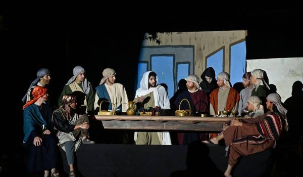 Alumnos de preparatoria escenificaron la Última Cena con solemnidad.