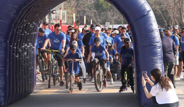Las familias participantes emocionadas al iniciar la carrera.