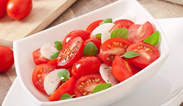 Tomates frescos, hierbas aromáticas y aceite de oliva: una combinación simple que encierra historia, sabor y tradición.