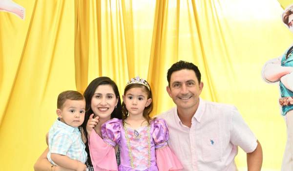 Ana Cecy con sus papás Cecilia Valdés, Ángel Prado y su hermano, Ángel Prado Valdés.