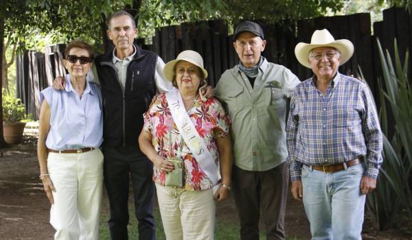 Pita con sus hermanos Bebis, Antonio, Beto y Jorge Dewey.
