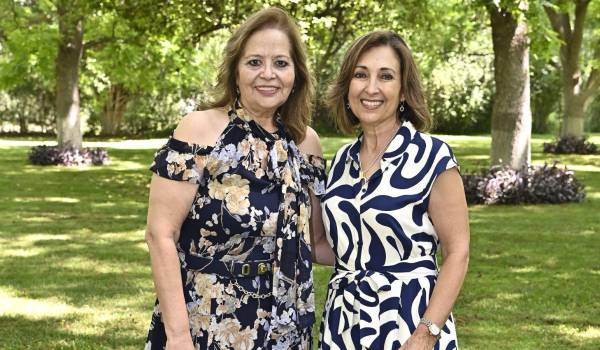 Anfitrionas, la vicepresidenta Lli Melo de de las Fuentes y la tesorera, Eloína Lozano.