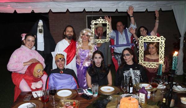 Todos los asistentes a la fiesta.