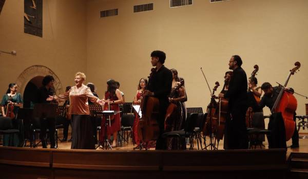 Natalia Riazanova, durante el concierto “Duelo y Resplandor”, con la agrupación al fondo en el Museo de las Aves de México.