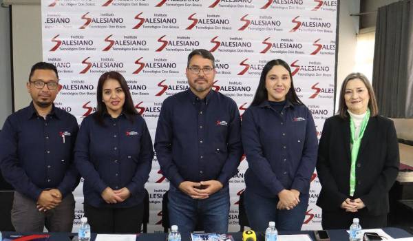 Rogelio López, Daniela Eguía, P. Óscar Martínez, Diana Guerrero y Morena Aldape.