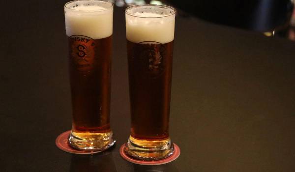 En medio del infierno norteño que azota a Saltillo, la cerveza —fría, “muerta”— se alza como el último refugio contra el calor que todo lo abrasa.