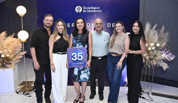 Jaime de la Garza, Alejandra Torres, Gladys Ramos, Jesús, Gladys y Denisse Torres.