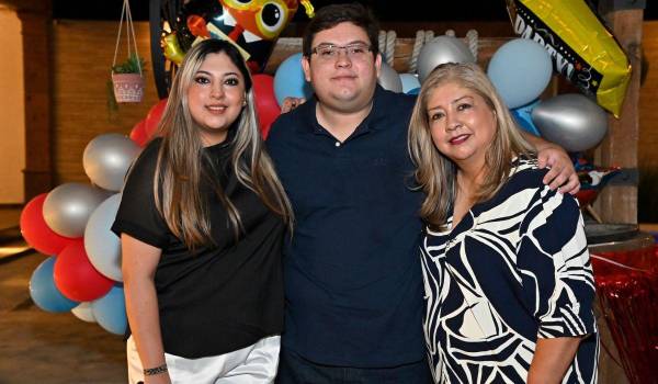 Raúl Héctor con su hermana, Gaby Fuentes, y su mamá, Gaby Hernández.