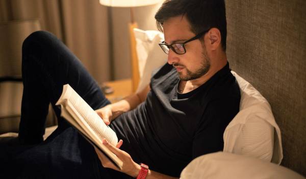 Leer también es cambiar de lugar: mirar lo mismo desde otro ángulo hasta que cobre sentido.