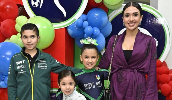 Nadia Perales con sus hijos, Chava, Carlosta y Nadia de las Fuentes