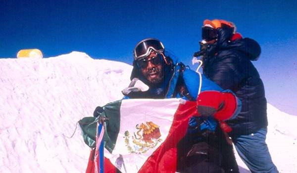 Ricardo Torres Nava en la cumbre del Everest.