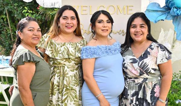 Claudia con su mamá, Mary Hernández, Perla y Nelly Ibarra.