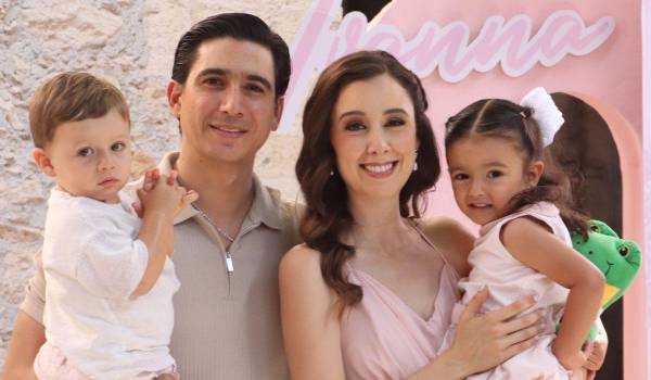 Sofía con su esposo e hijos, Roberto Treviño, Roberto Andrés Treviño y María Sofía Treviño.