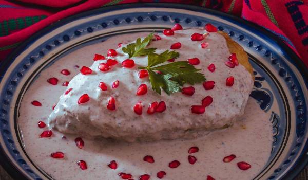 Inicia la temporada de chiles en nogada, platillo tradicional que despierta pasiones, recetas únicas y el eterno debate: capeados o sin capear.