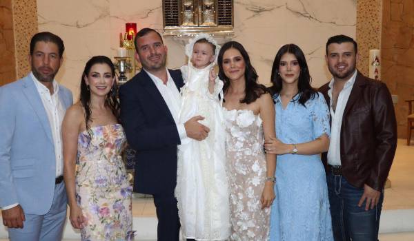 Camila con sus papás, Gerardo Cavazos y Pamela Saucedo, y sus padrinos, Eloy Dewey, Linda Cavazos, Ximena Saucedo y Ricardo Pepi.