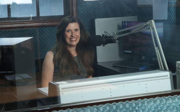 Luly Fuentes, voz emblemática de Saltillo, con más de 25 años difundiendo cultura a través de la radio.