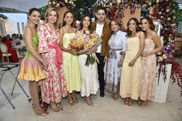 La festejada con Susy Cabello, Gabriela Zúñiga, Alejandra y Leonardo Dávila, Minis Blanco, María Paula y Gabriela Dávila.