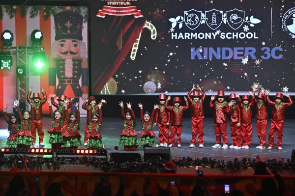 Alumnos brindaron un espectáculo lleno de luces, coreografías y espíritu navideño.