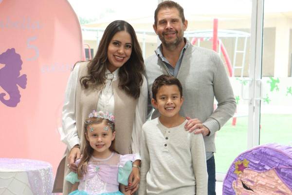 Isabella con sus papás, Daniela Aguado y Daniel Galleher y su hermano Sebastian Galleher.