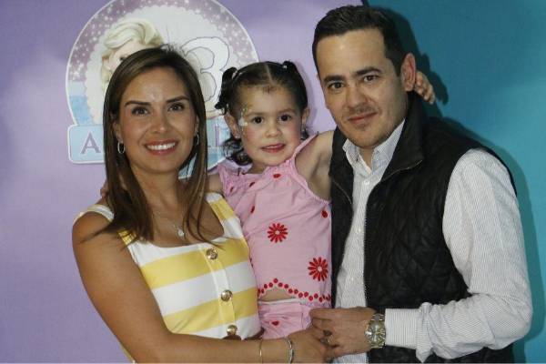 Antonella con sus papás, Marcela Dávila y Rodrigo Gutiérrez.