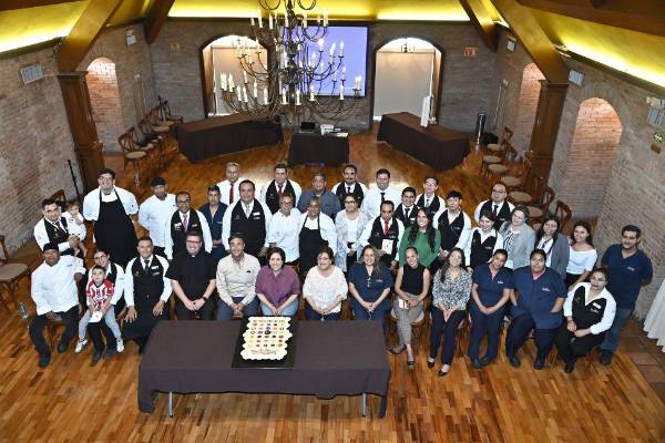El equipo de Pour La France con su emblemático pastel.