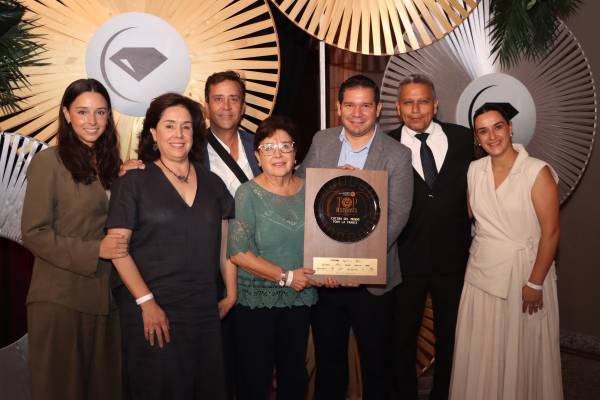 El equipo de Pour La France con su reconocimiento por Trayectoria.