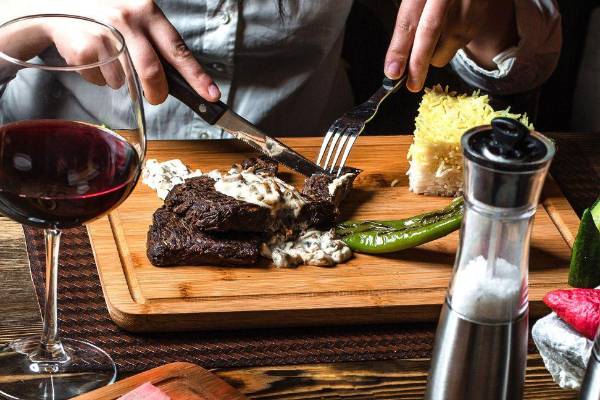 Malbec: la uva que conquistó Argentina y al mundo, protagonista ideal para brindar.