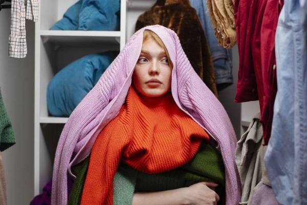 Frente a un clóset saturado, la duda es el primer aviso: depurar ayuda a elegir mejor, soltar lo que ya no va contigo y recuperar tu estilo.