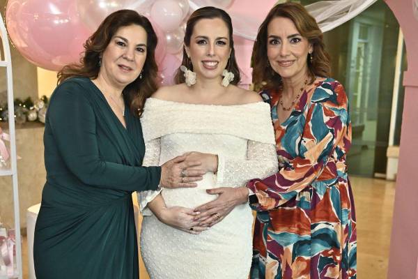 Andrea con su mamá, Norma Aguirre y su suegra, Marisa Montemayor.