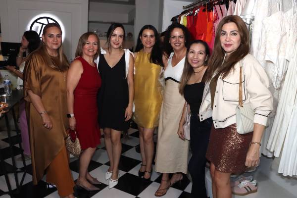 Aída Herrera, Lulú Uribe, Olivia Dávila, Maribel Ramírez, Fabiola Hernández, Grisel Guerrero y Pita Valdés.
