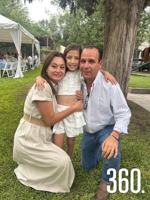 $!La festejada con su madrina, Paloma Riojas, y su padrino, Fernando Orozco.