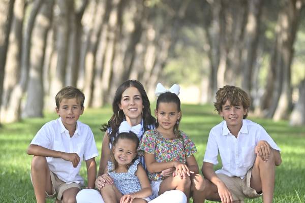 Paola Rodríguez con sus hijos.