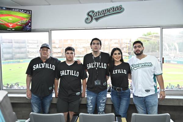 Salomón, Elías y Carlos Flores, Ana Eliza Lozano y Salomón Flores.